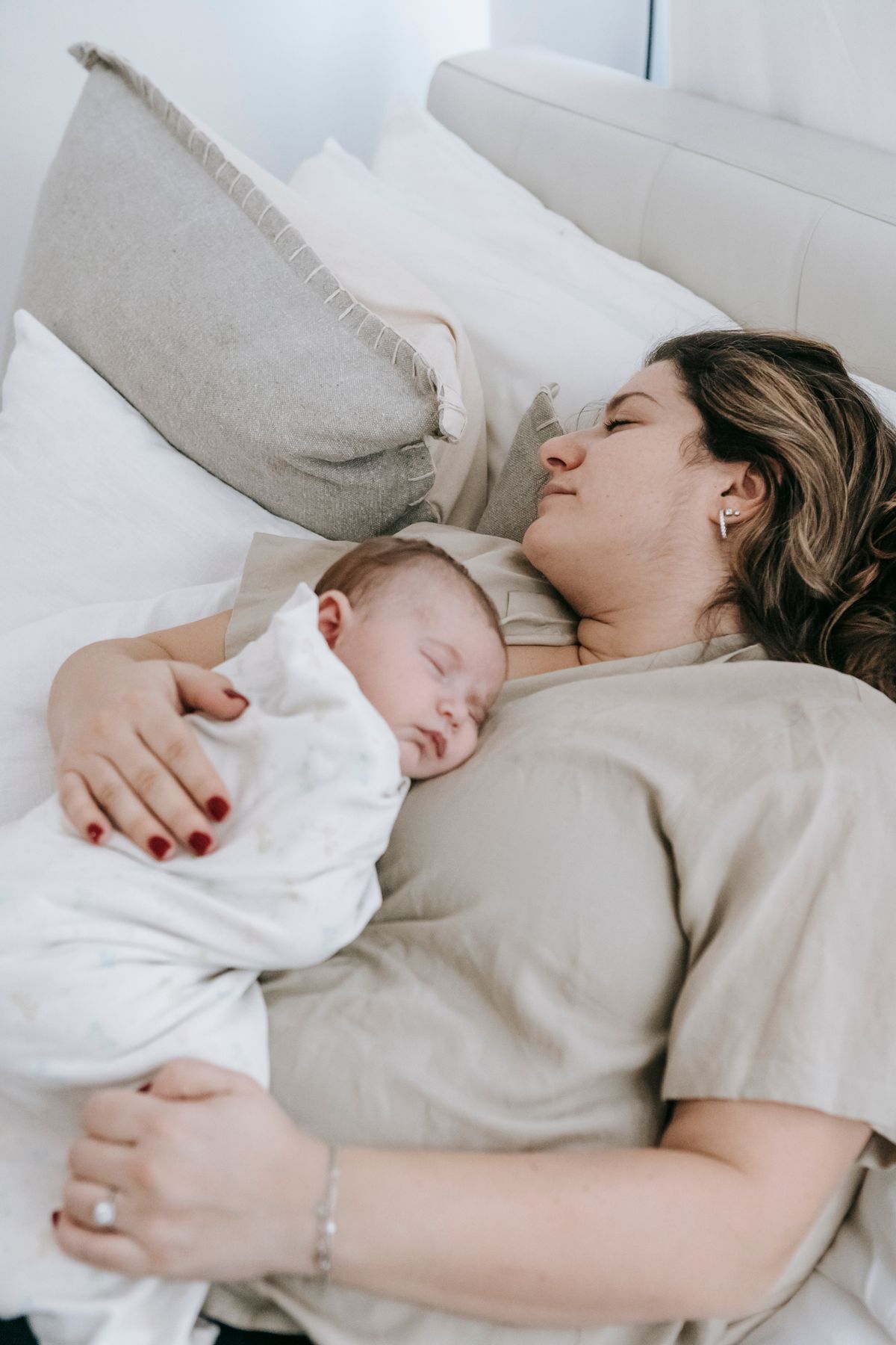 Mamma che veglia il suo bambino che dorme sereno