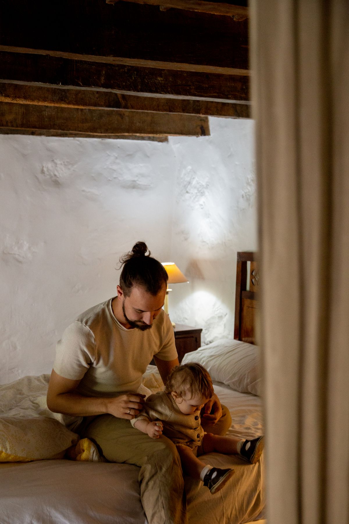 Papà che mette a letto il suo bambino la sera